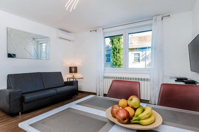 Modern 2BDR Apartment in Old Town- BEST LOCATION