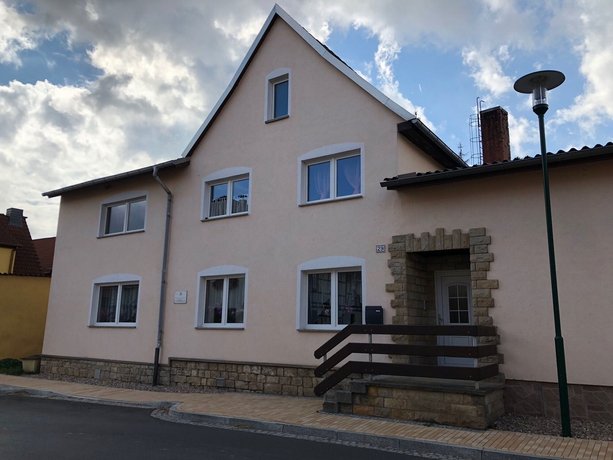 Haus vorm Wald