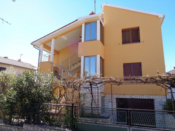 Apartments Ivica - quiet street