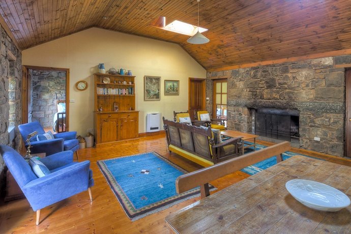 Breakfast Creek Cottage - Central bluestone cottage