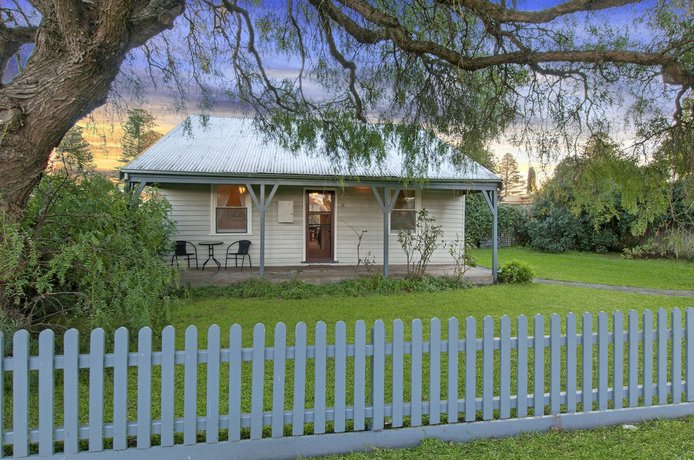 Plovers Rest - central 3 bedroom cottage with small orchard