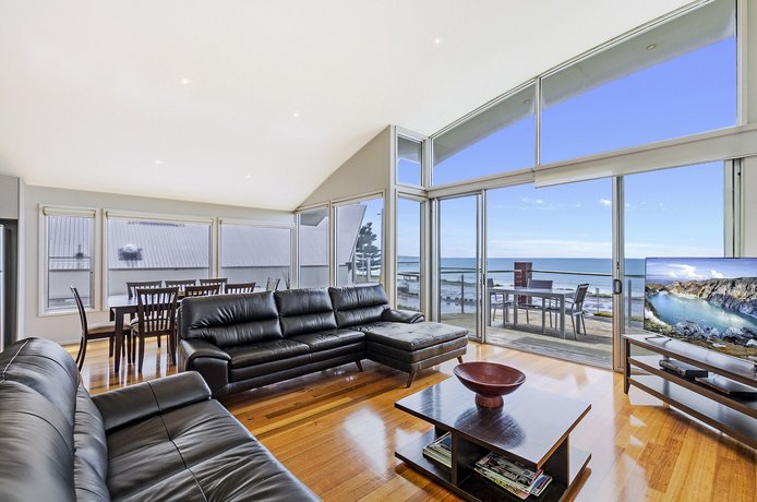 Shemara - Idyllic East Beach property with multiple living areas