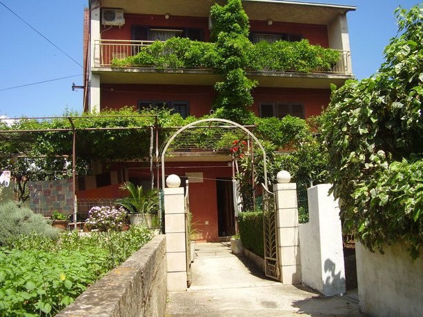 Studio Apartments Teuta & Agron