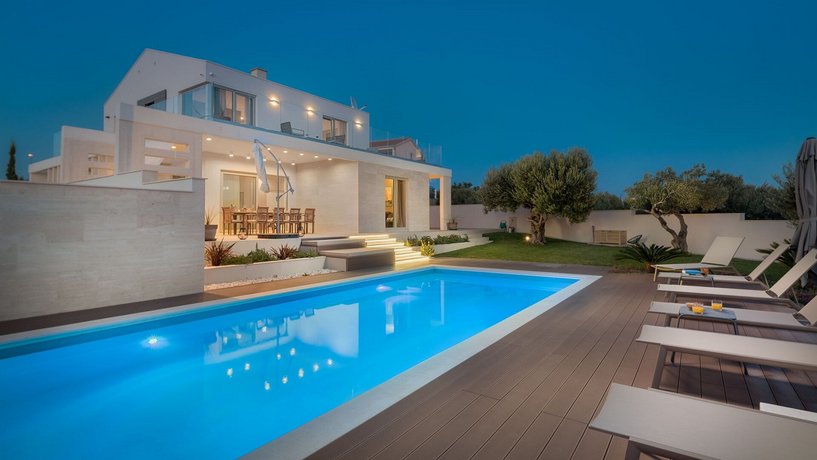Luxury Villa Cinderella With Swimming Pool