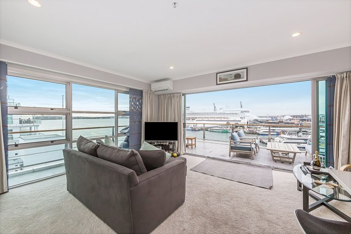 Princes Wharf 1BR Sub-Penthouse with Panoramic City & Ocean Views