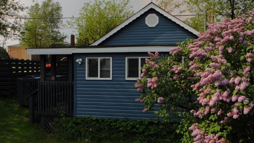 The Little Blue House Sioux Lookout 이미지