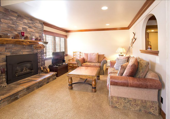 Mammoth Ski Racquet 008 - Two Bedroom Condo