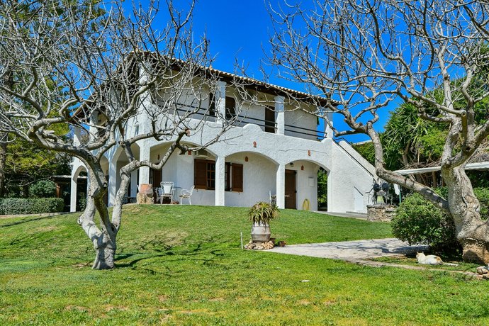 Light-filled home with Garden near Beach