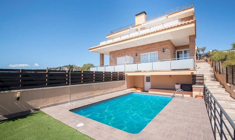 Modern House 2 Km From The Beach R87