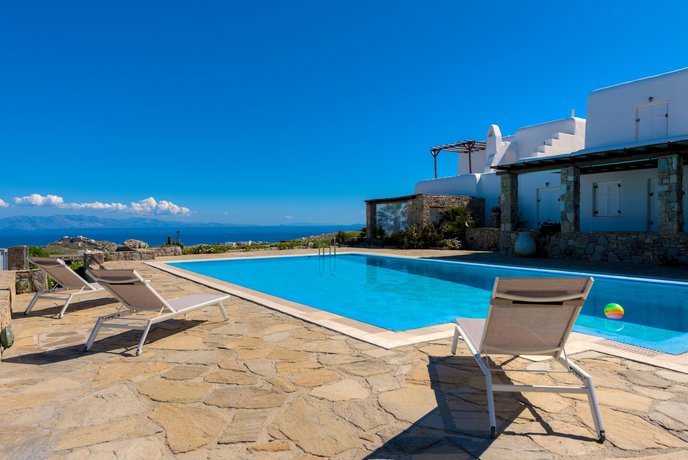 Carmelita Villa with Pool by Stylish Stays