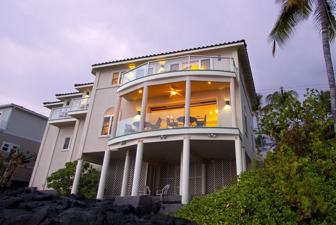 Hale Honu Oceanfront by RedAwning