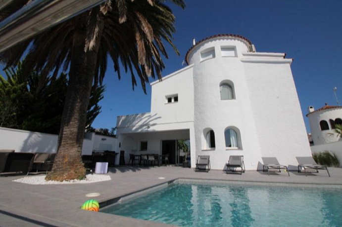 Casa De Lujo Con Piscina Y Amarre Privados Ref 350