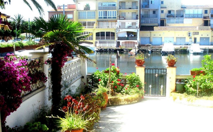 Apartamento En Planta Baja Directo Al Canal Ref 81