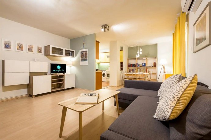 Downtown urban flat for 4 people in Plaka