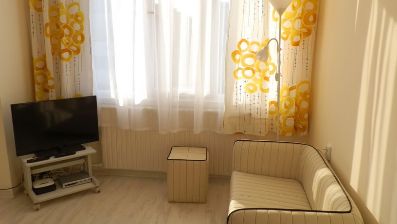 Snug Apartment near Airport and Lake