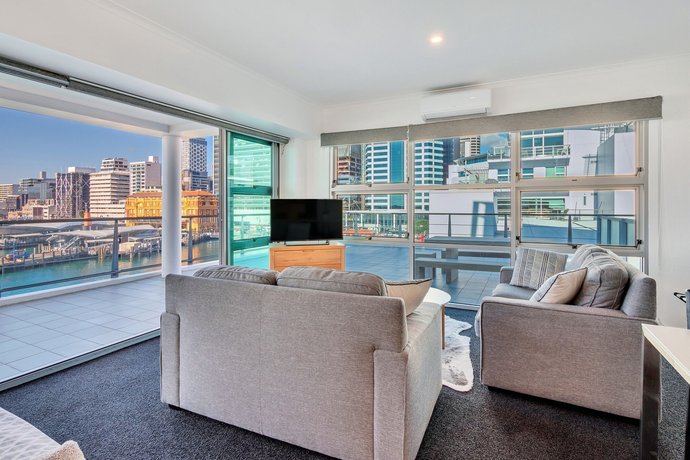 Stunning Harbour & City View Studio