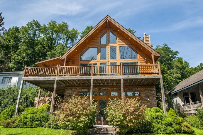 Lakeside Lodge Four-Bedroom Holiday Home