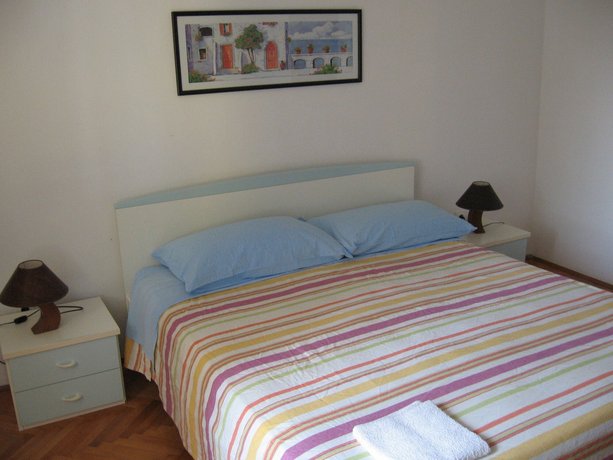 Six Person Apartment With two Bedrooms and 200m From Beach in Pjescana Uvala