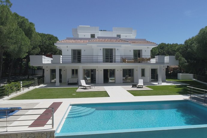 Stunning contemporary villa 5 bedrooms heated pool Las Chapas Marbella