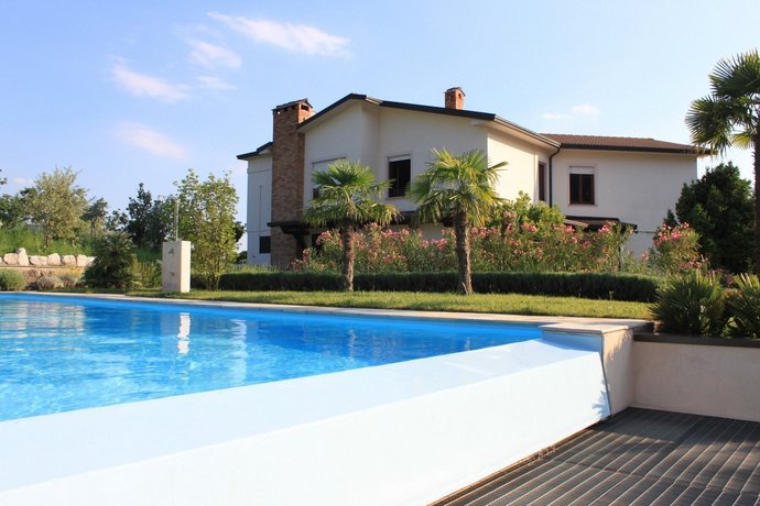 Villa Jose Swimming pool and Garden by Gardadomusmea