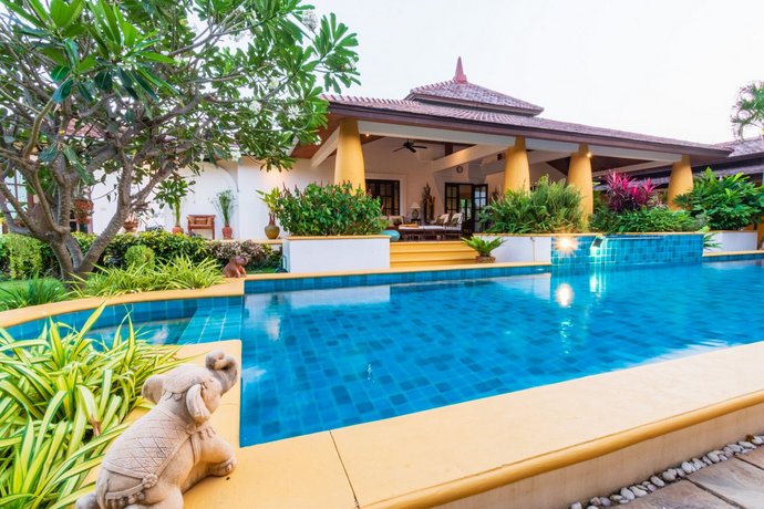 Beautiful 4 Bed Bali Style Villa Great Location S4