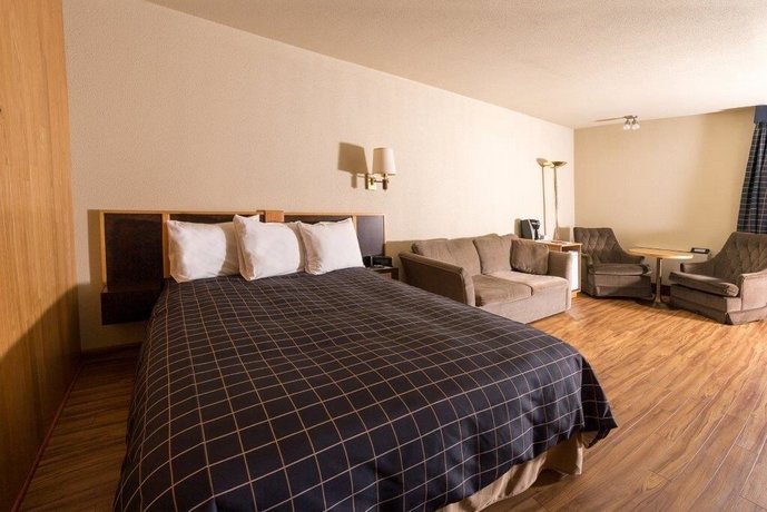 Hotel Le Hauterive Baie-Comeau Airport Canada thumbnail