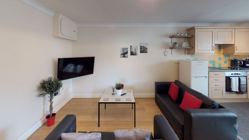 2 Bedroom Apartment Castle Walk London Stansted Airport United Kingdom thumbnail