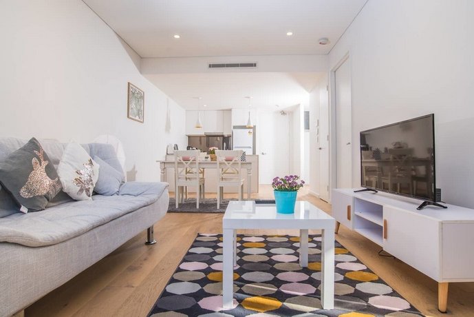 Rosebery APT for Travelling Couple Green Square