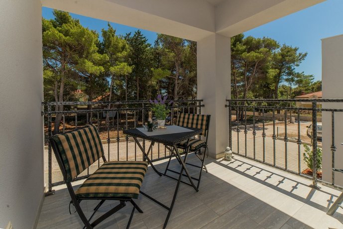 Apartments Boras Povljana