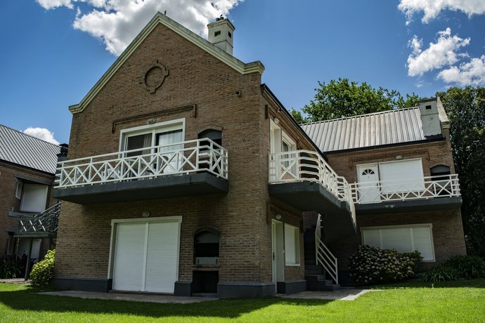 Los Robles Apart Hotel