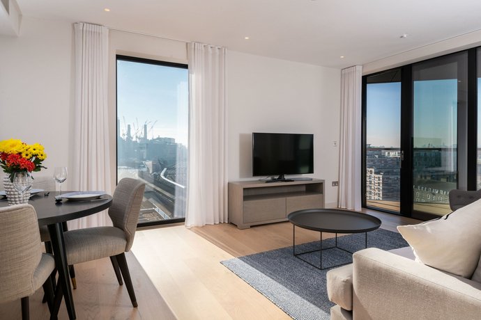 Modern Family Home close to Victoria Station