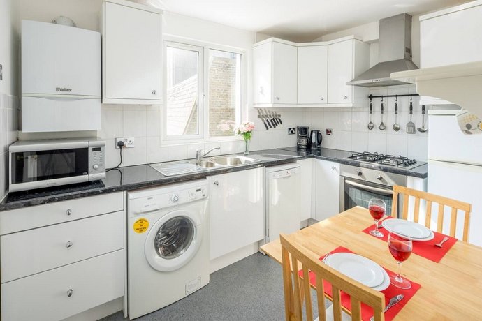 Charming 1 bed flat in West Brompton sleeps 4