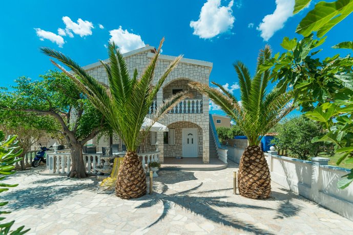 Apartments Bojana Povljana