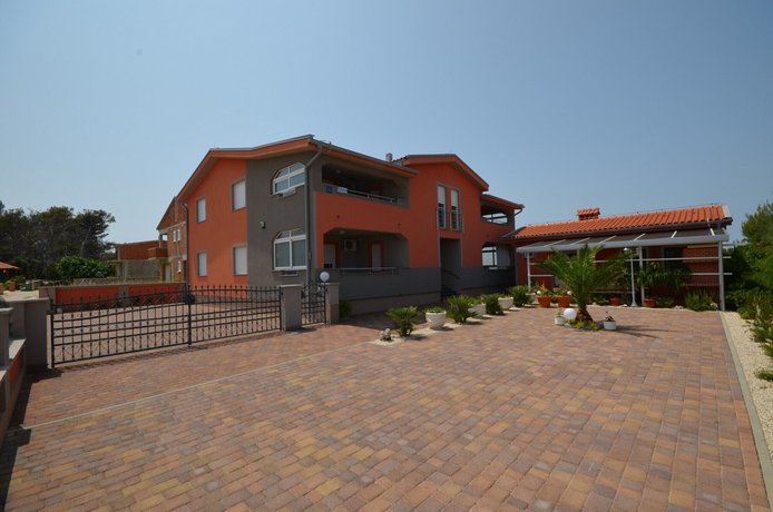 Apartments Komljen