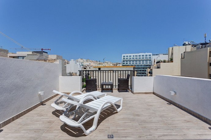 Cosy 1BR Penthouse with Terrace Great Location