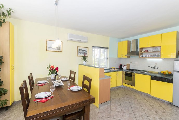 Apartments Palma Jelsa