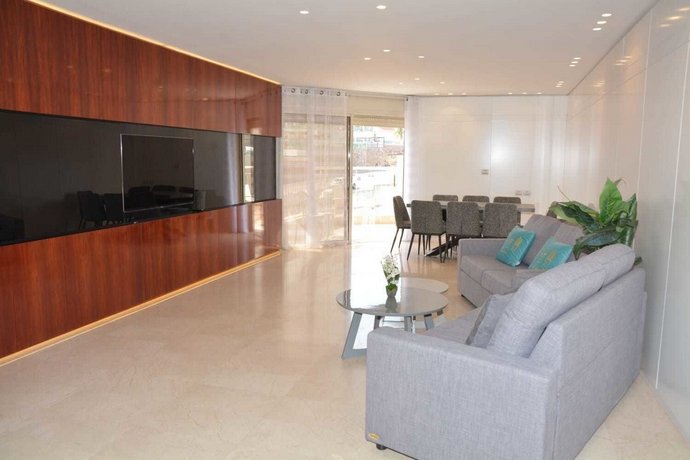 Renovated 3 Bedroom - Residence with Pool next the Beach