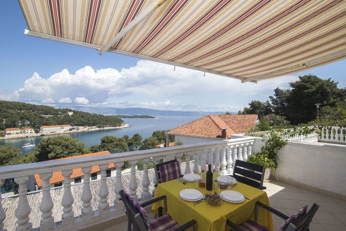 Apartment Jakov Jelsa