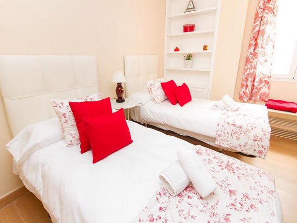 Delightful two bedroom Into Cathedral Square