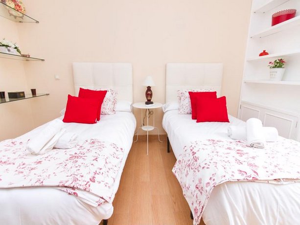 Delightful two bedroom Into Cathedral Square