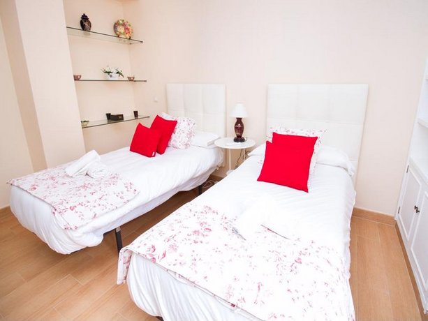 Delightful two bedroom Into Cathedral Square