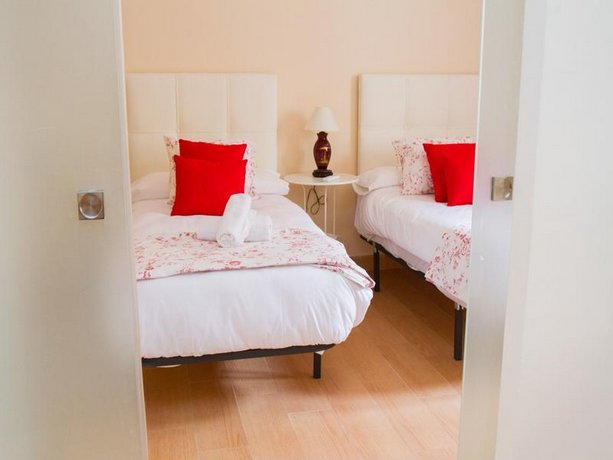 Delightful two bedroom Into Cathedral Square