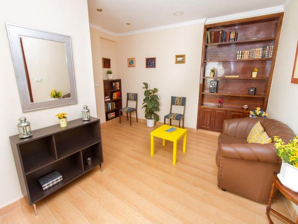 Delightful two bedroom Into Cathedral Square