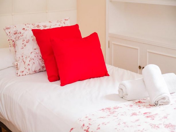 Delightful two bedroom Into Cathedral Square