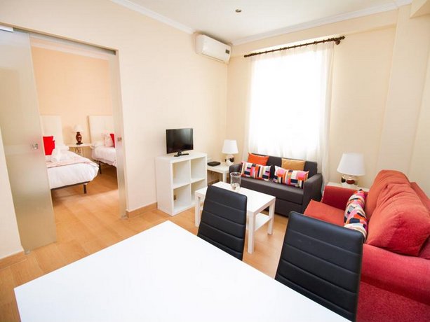Delightful two bedroom Into Cathedral Square