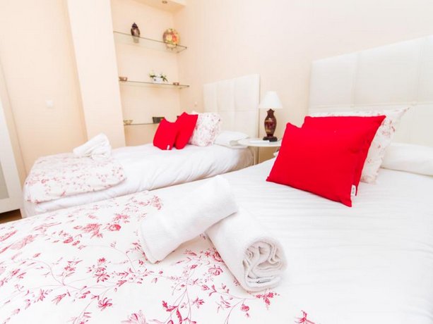 Delightful two bedroom Into Cathedral Square