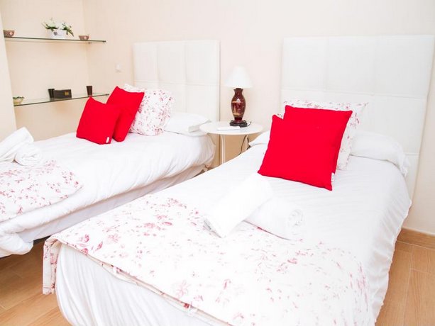 Delightful two bedroom Into Cathedral Square