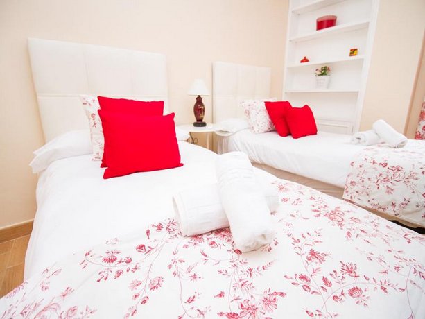 Delightful two bedroom Into Cathedral Square