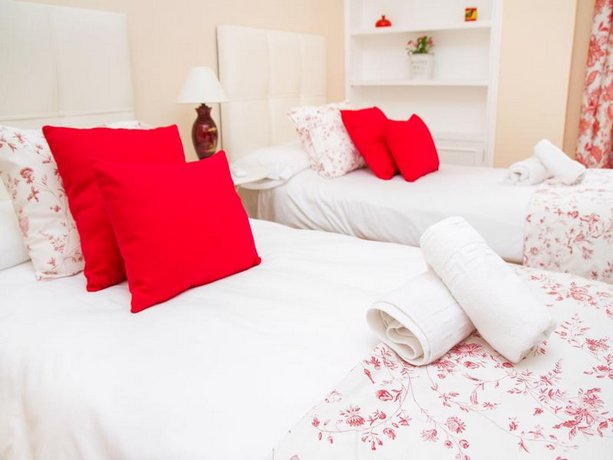 Delightful two bedroom Into Cathedral Square