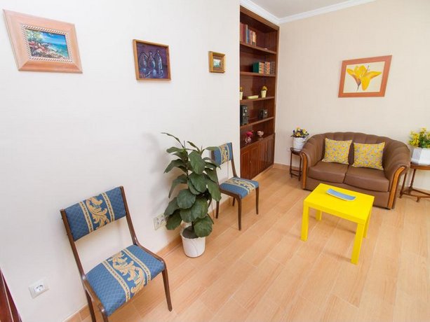Delightful two bedroom Into Cathedral Square
